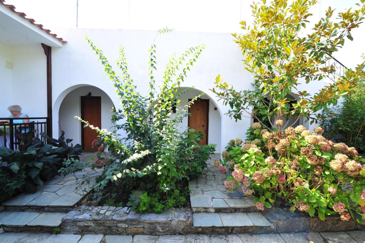 Dionisos Studios And Apts Skiathos Koukounaries Exterior foto